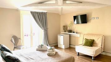 Kamar Eksklusif | 1 kamar tidur, selimut bulu angsa, minibar, dan tirai kedap cahaya