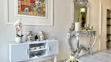 Appartamento Exclusive | Area soggiorno | TV a schermo piatto 32 pollici con canali via cavo, TV