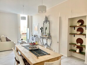 Apartamento exclusivo | Área de estar | TV de tela plana 32 polegadas com canais a cabo, TV