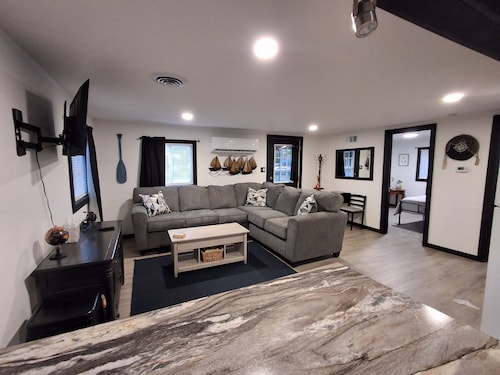 Cozy newly renovated home minutes from Sebewaing Harbor Marina to access bay.