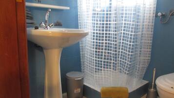 Dusche, Haartrockner, Bidet, Handtücher