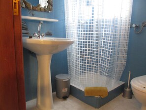 Dusche, Haartrockner, Bidet, Handtücher