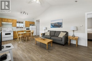 TV - Beachside Cottage w/beach access - Aboiteau Beach (Cap-Pelé)