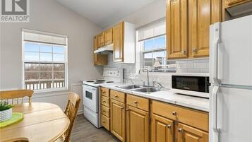 Mikrowelle, Ofen, Herdplatte, Wasserkocher mit Kaffee-/Teezubehör