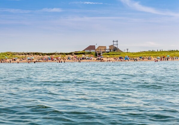 Sun loungers - Beachside Cottage w/beach access - Aboiteau Beach (Cap-Pelé)