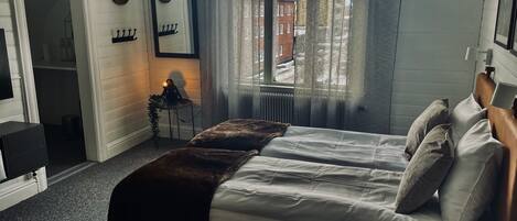 Ropa de cama hipoalergénica y tabla de planchar con plancha