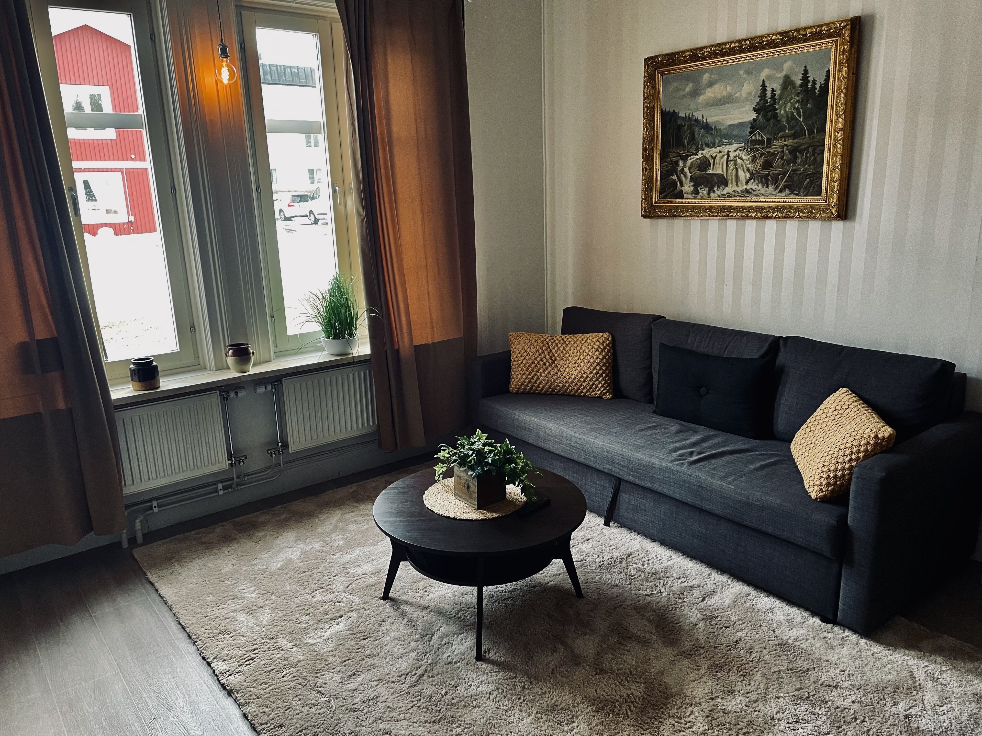 Lägenhet | Vardagsrum | 50-tums smart-tv med kabelkanaler och tv