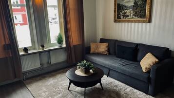 LĂ€genhet | Vardagsrum | 50-tums smart-tv med kabelkanaler och tv