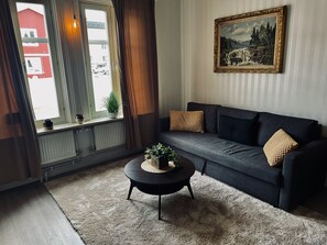 Leilighet | Oppholdsområde | En 50-tommers smart-TV med kabel-kanaler samt TV