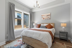 2 chambres, fer et planche à repasser, lit de bébé portatif