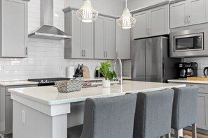 Refrigerador, microondas, horno y parrilla de estufa 