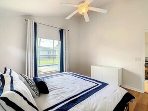 4 Schlafzimmer, Schreibtisch, Bügeleisen/Bügelbrett, Reisekinderbett