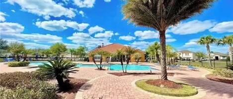 Alberca al aire libre y alberca climatizada