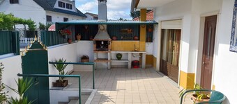 Casa com 2 quartos, cozinha equipada, com terraço e churrasqueira