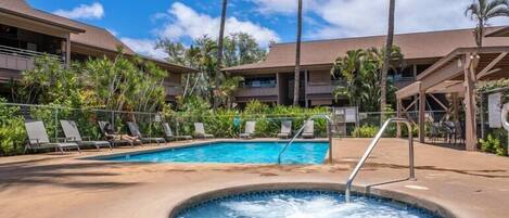 Piscina all'aperto, ombrelloni da piscina, lettini