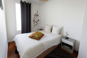 1 habitación, tabla de planchar con plancha y cuna de viaje 