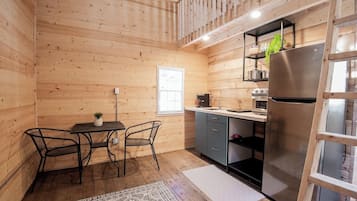 Een koelkast, een koffiezetapparaat/waterkoker, een broodrooster