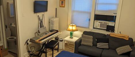 1 habitación, tabla de planchar con plancha, wifi y ropa de cama