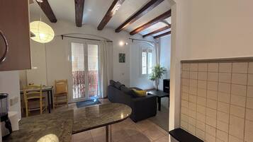 Een smart-tv en boeken