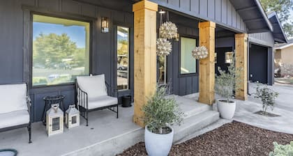 2-bedroom vacation home near downtown St. Helena ~ walk to HALL Winery