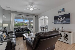 Una Smart TV, videojuegos, una impresora