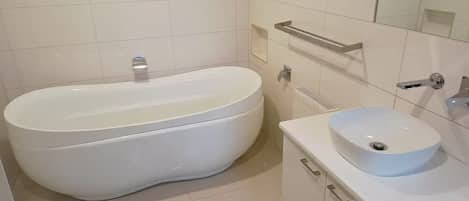 Serviettes fournies, savon, papier de toilette