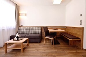Living area - Apartment Krokus - with 44 sqm - Aparthotel Monte (Kartitsch)