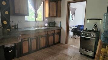 KylskÄp, ugn, spishÀll och kaffe- och tebryggare