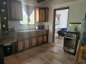 Fridge, oven, stovetop, coffee/tea maker