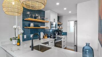 Condo Cao cấp, quang cảnh biển, cạnh bãi biển | Bếp riêng | Tủ lạnh, lò vi sóng, lò nướng, bếp nấu