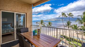 Luxe appartement, uitzicht op oceaan, langs het strand | Balkon