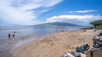 Trên bãi biển, cát trắng