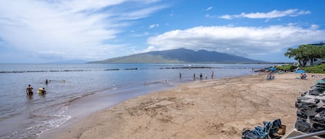 På stranden och vit sandstrand