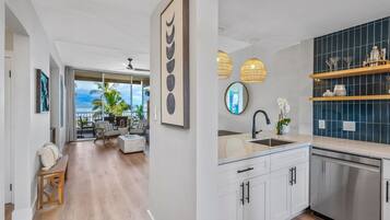 Luxe appartement, uitzicht op oceaan, langs het strand | Privékeuken | Een koelkast/vriezer, een magnetron, een oven, een kookplaat