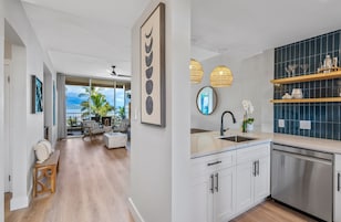 Luxury Condo, Ocean View, Beachside | Private kitchen
