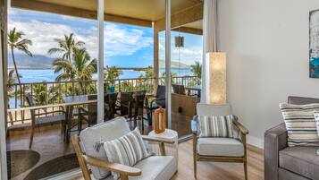 Condo de lujo, vista al océano, junto a la playa | Área de sala de estar | Smart TV de 70 pulgadas con canales por cable y servicios de streaming