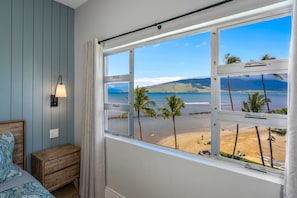 Condo luxueux, vue sur l’océan, au bord de la plage | 2 chambres, literie de qualité, décor unique, ameublement unique