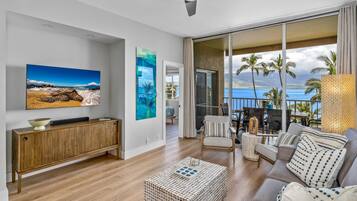 Condo Cao cấp, quang cảnh biển, cạnh bãi biển | Khu phòng khách | Smart TV 70-inch có truyền hình cáp, dịch vụ stream