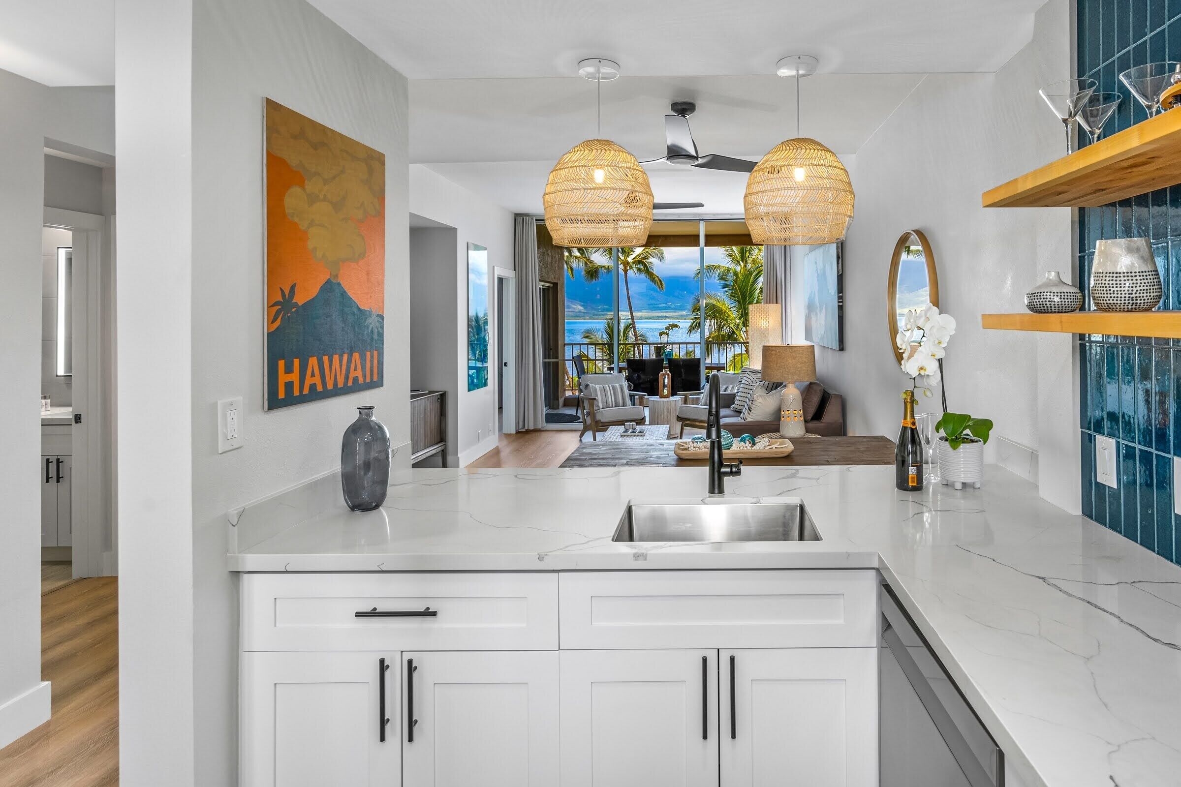 Condo de lujo, vista al océano, junto a la playa | Cocina privada | Cafetera y tetera, refrigerador con congelador, microondas y horno 