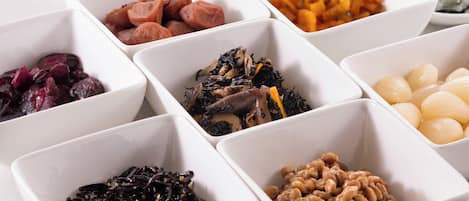 Variedad de alimentos en recipientes blancos.