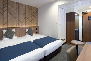 Escritorio, wifi gratis y ropa de cama 