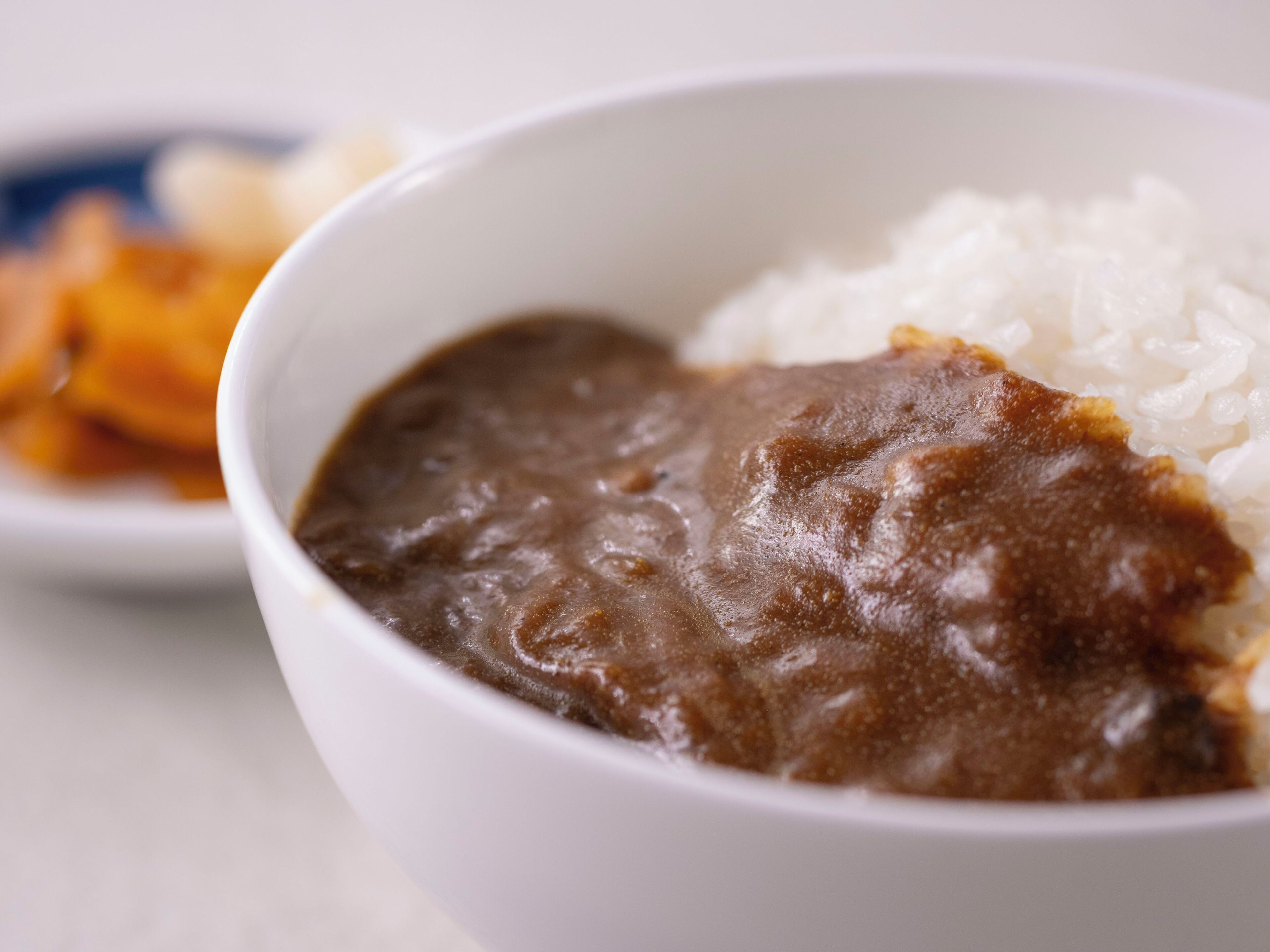 Un tazón de sopa de frijoles negros con arroz blanco.