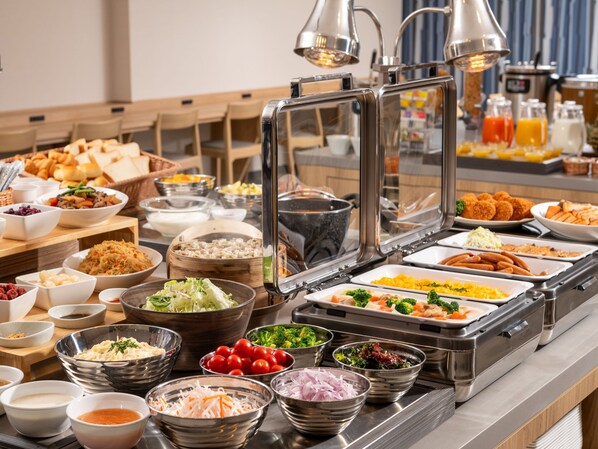 Päivittäinen buffetaamiainen (1300 JPY per henkilö)