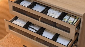 Een houten archiefkast met meerdere lades, gevuld met netjes geordende documenten en ordners.