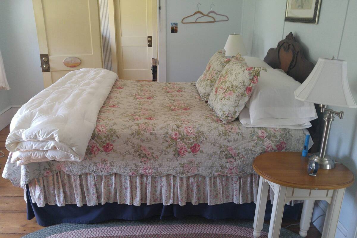 Room, 1 Queen Bed, Private Bathroom, Partial Ocean View