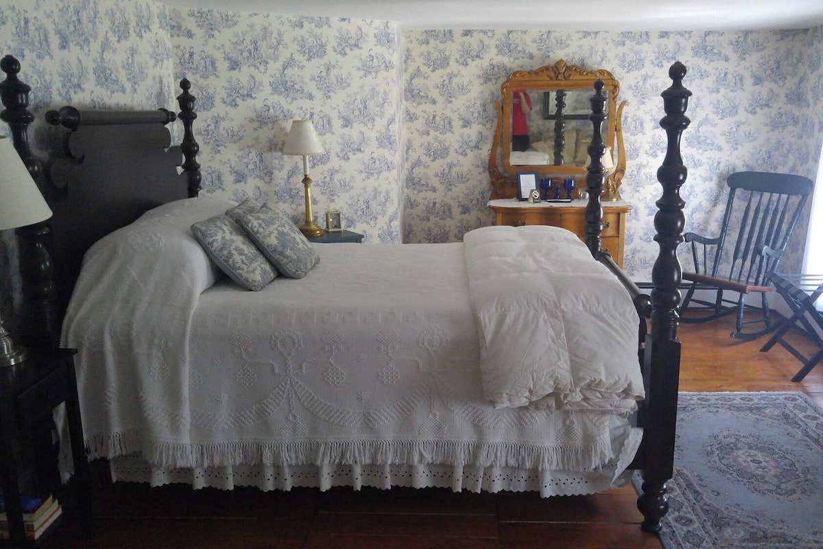 Room, 1 Queen Bed, Garden View | 1 bedroom, free WiFi