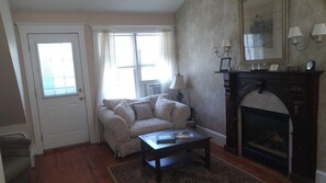 1 غرفة نوم وأغطية فراش متميزة ومكواة/لوح كي وسرير سفر