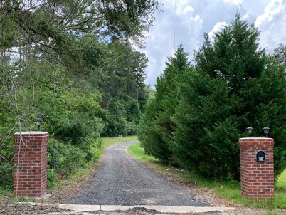 New,  charming, and spacious Troopers  Getaway/ 5 minutes to down town. 