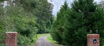 New, charming, and spacious Troopers Getaway/ 5 minutes to down town.