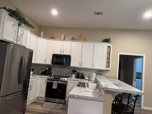 ثلاجة، ميكروويف، فرن، موقد طهي مسطح